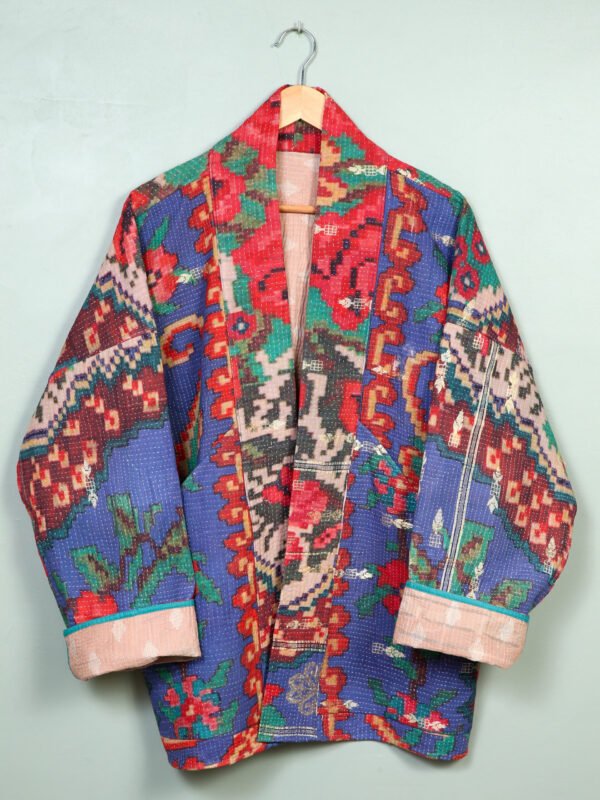 Vestes 59 La veste kantha Tara N°01 de Kahani Paris est une pièce kimono graphique en textile vintage, conçue à Paris.