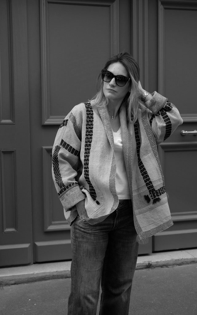 Femme portant une veste kantha Kahani Paris devant une porte, silhouette urbaine et style artisanal