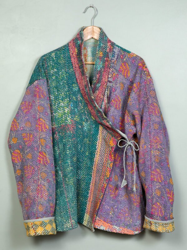 Vestes 9 La veste kantha Asha N°02 de Kahani Paris est une pièce artisanale unique en textile vintage, à la coupe ample et pensée à Paris.