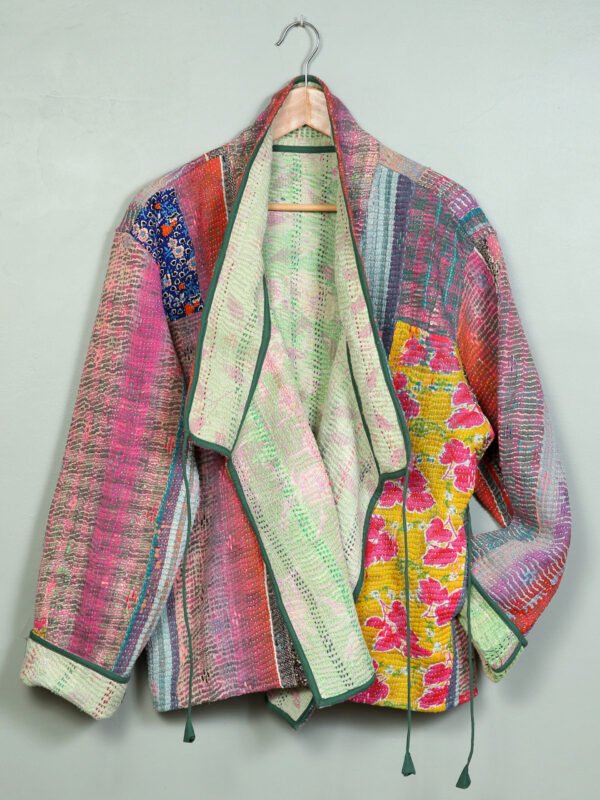 Vestes 10 La veste kantha Asha N°03 de Kahani Paris est une pièce artisanale unique en textile vintage, à la coupe ample et pensée à Paris.