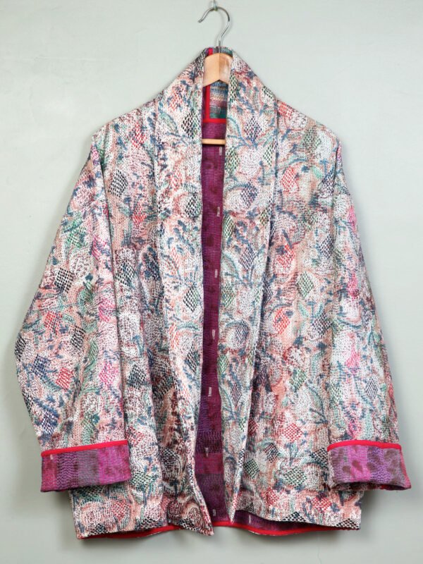 La veste kantha Anaya N°03 de Kahani Paris est une pièce artisanale unique en textile vintage, à la coupe oversize et conçue à Paris.
