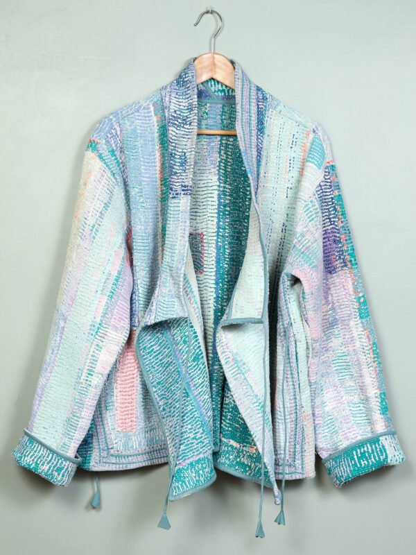 La veste kantha Asha N°04 de Kahani Paris est une pièce artisanale unique en textile vintage, à la coupe ample et pensée à Paris.