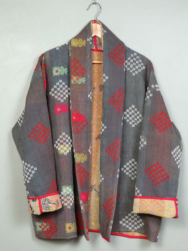 Vestes 6 La veste kantha Anaya N°06 de Kahani Paris est une pièce artisanale unique en textile vintage, à la coupe oversize et conçue à Paris.