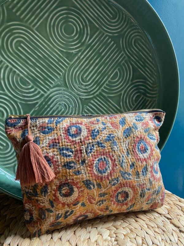 Accessoires 10 La grande trousse kantha Suzane N°06 de Kahani Paris est un accessoire textile artisanal pratique et élégant conçu à Paris.