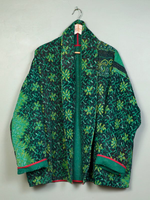 La veste kantha Anaya N°07 de Kahani Paris est une pièce artisanale unique en textile vintage, à la coupe oversize et conçue à Paris.