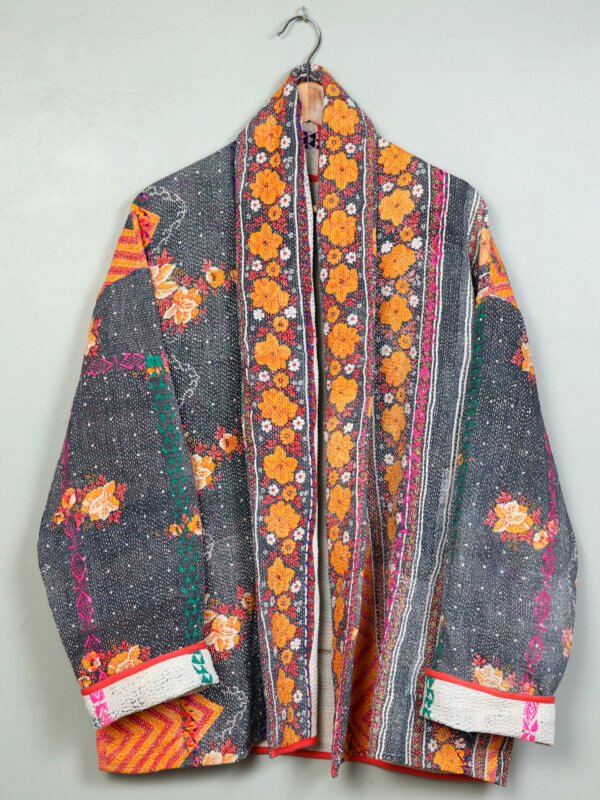 La veste kantha Anaya N°04 de Kahani Paris est une pièce artisanale unique en textile vintage, à la coupe oversize et conçue à Paris.