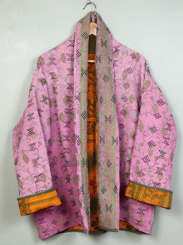 La veste kantha Anaya N°01 de Kahani Paris est une pièce artisanale unique en textile vintage, à la coupe oversize et pensée à Paris.