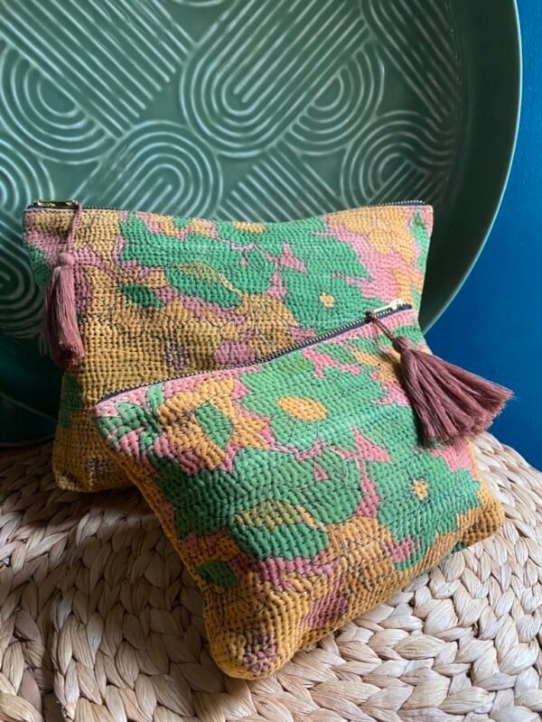 Accessoires 20 Le set de trousses kantha Suzane N°12 de Kahani Paris comprend deux trousses artisanales pratiques et élégantes conçues à Paris.