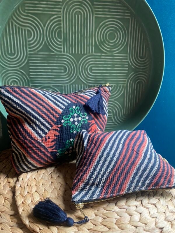 Accessoires 19 Le set de trousses kantha Suzane N°11 de Kahani Paris comprend deux trousses artisanales pratiques et élégantes conçues à Paris.