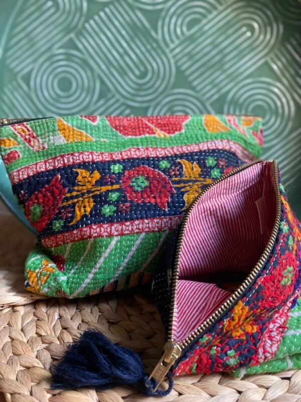 Accessoires 22 Le set de trousses kantha Suzane N°14 de Kahani Paris comprend deux trousses artisanales pratiques et élégantes conçues à Paris.