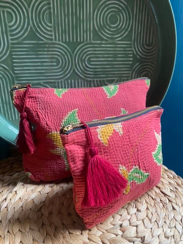 Accessoires 21 Le set de trousses kantha Suzane N°13 de Kahani Paris comprend deux trousses artisanales pratiques et élégantes conçues à Paris.