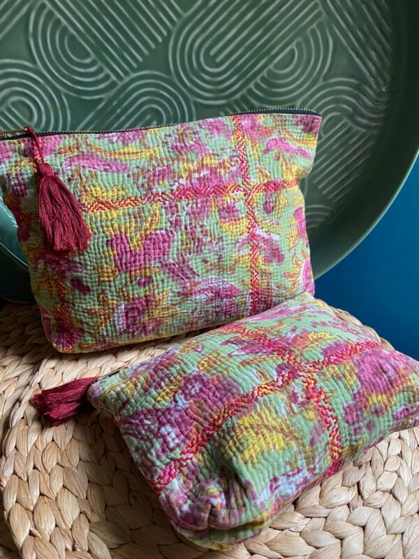 Accessoires 17 Le set de trousses kantha Suzane N°09 de Kahani Paris associe deux trousses artisanales pratiques et élégantes conçues à Paris.