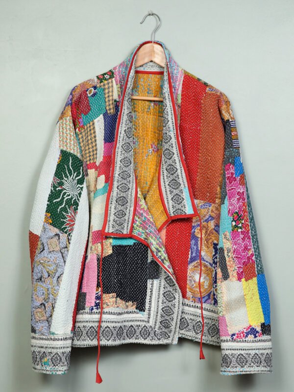 La veste kantha Asha N°22 de Kahani Paris est une pièce artisanale unique en textile vintage, à la coupe ample et conçue à Paris.