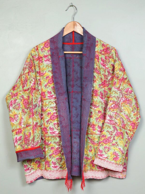 Vestes 42 La veste kantha Jaïa N°11 de Kahani Paris est une pièce fluide et réversible en textile vintage, conçue à Paris.