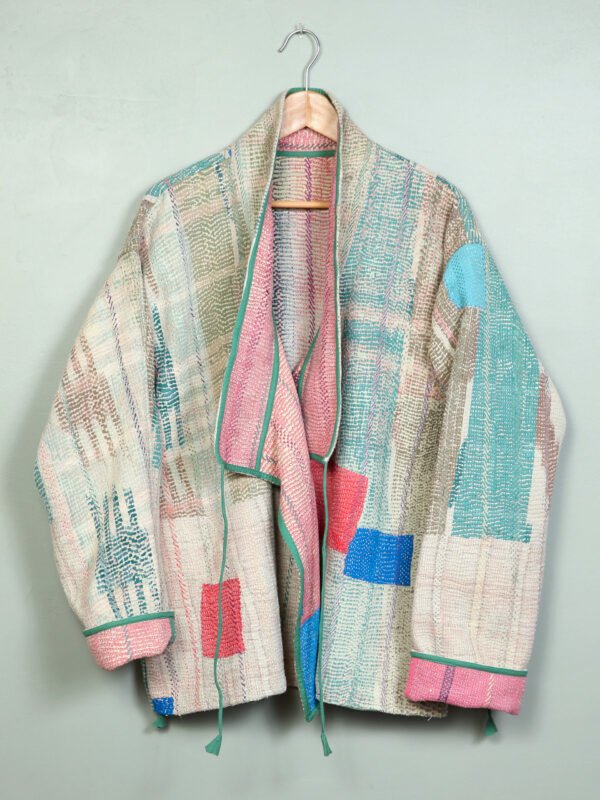 Vestes 20 La veste kantha Asha N°13 de Kahani Paris est une pièce artisanale unique en textile vintage, à la coupe ample et conçue à Paris.