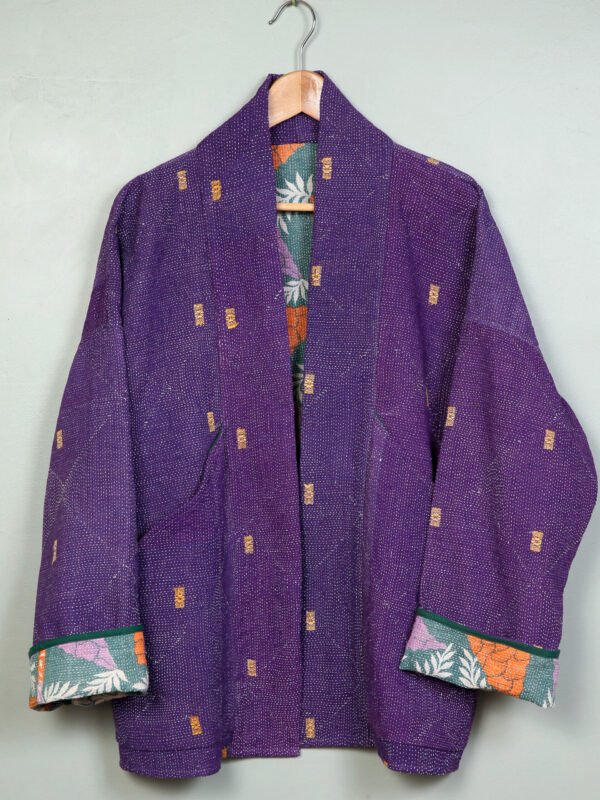Vestes 75 La veste kantha Tara N°17 de Kahani Paris est une pièce kimono graphique en textile vintage, conçue à Paris.