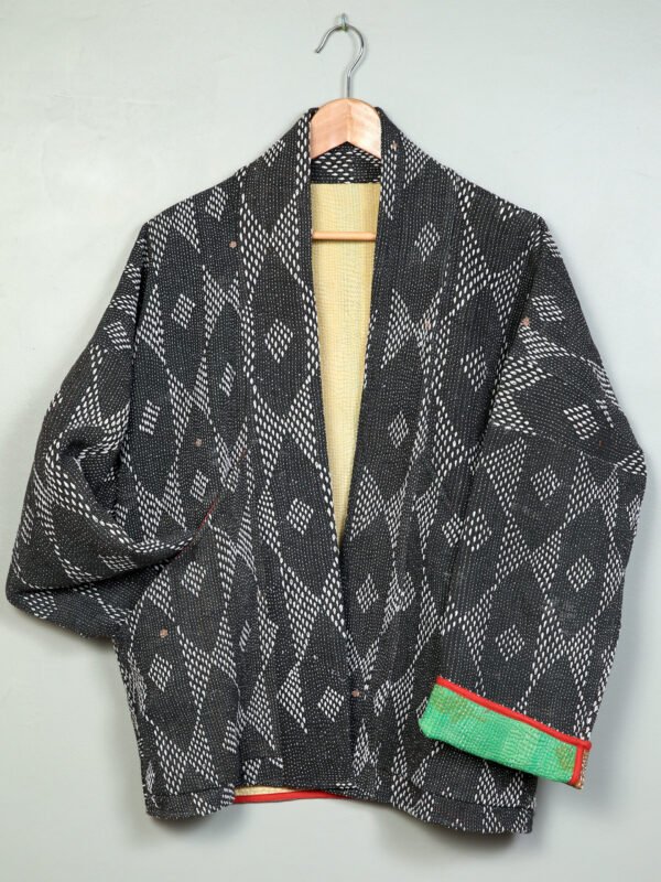 Vestes 67 La veste kantha Tara N°09 de Kahani Paris est une pièce kimono graphique en textile vintage, conçue à Paris.