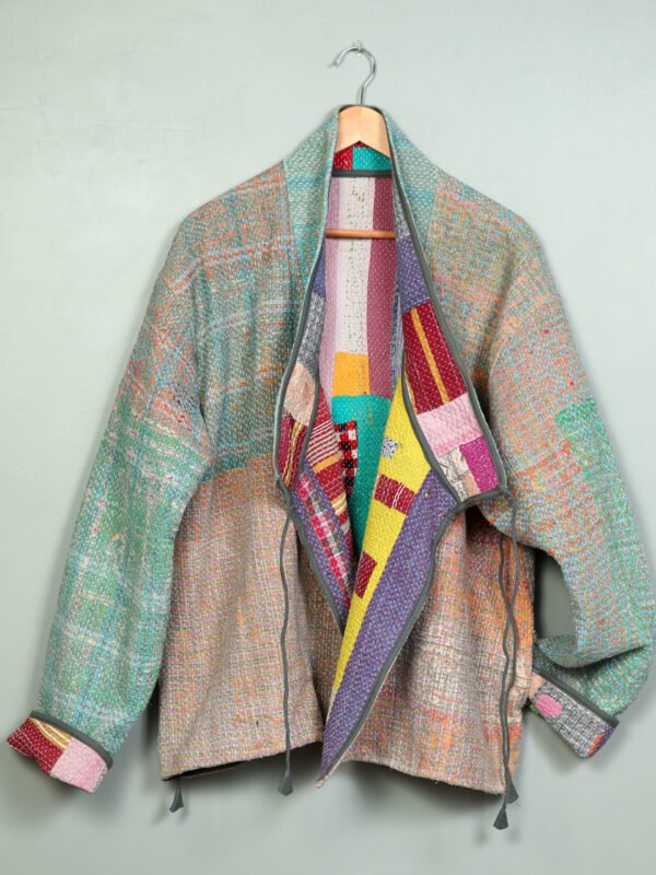 Vestes 21 La veste kantha Asha N°14 de Kahani Paris est une pièce artisanale unique en textile vintage, à la coupe ample et conçue à Paris.
