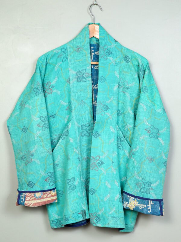 Vestes 76 La veste kantha Tara N°18 de Kahani Paris est une pièce kimono graphique en textile vintage, conçue à Paris.
