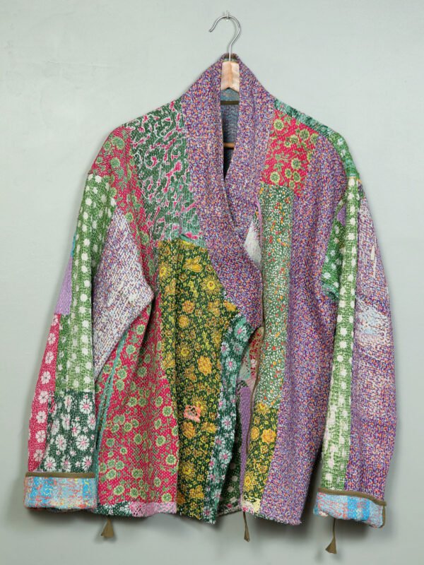 Vestes 22 La veste kantha Asha N°15 de Kahani Paris est une pièce artisanale unique en textile vintage, à la coupe ample et conçue à Paris.