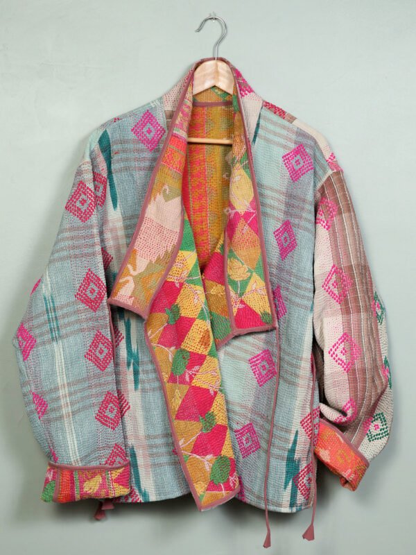 Vestes 23 La veste kantha Asha N°16 de Kahani Paris est une pièce artisanale unique en textile vintage, à la coupe ample et conçue à Paris.