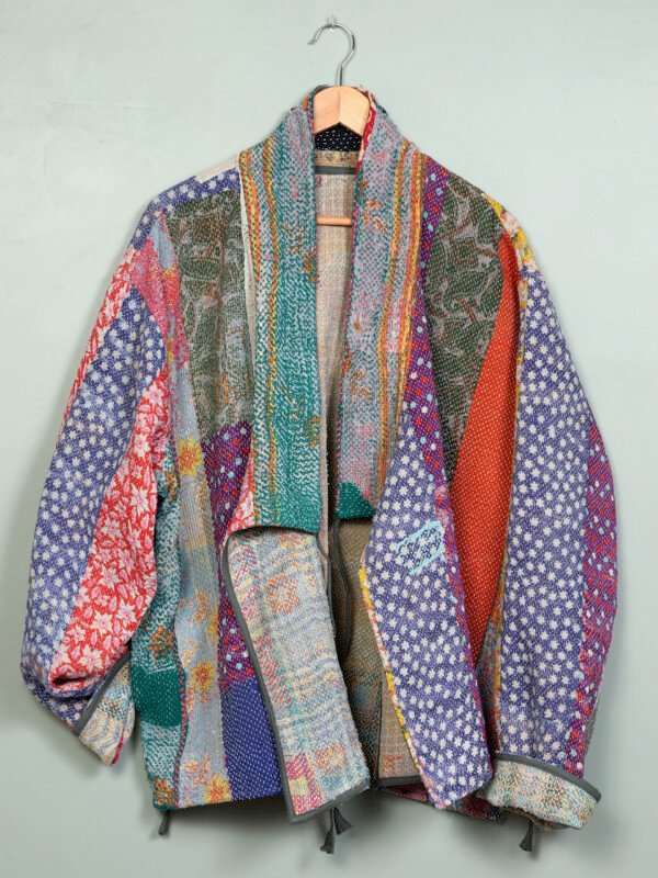 Vestes 24 La veste kantha Asha N°17 de Kahani Paris est une pièce artisanale unique en textile vintage, à la coupe ample et conçue à Paris.