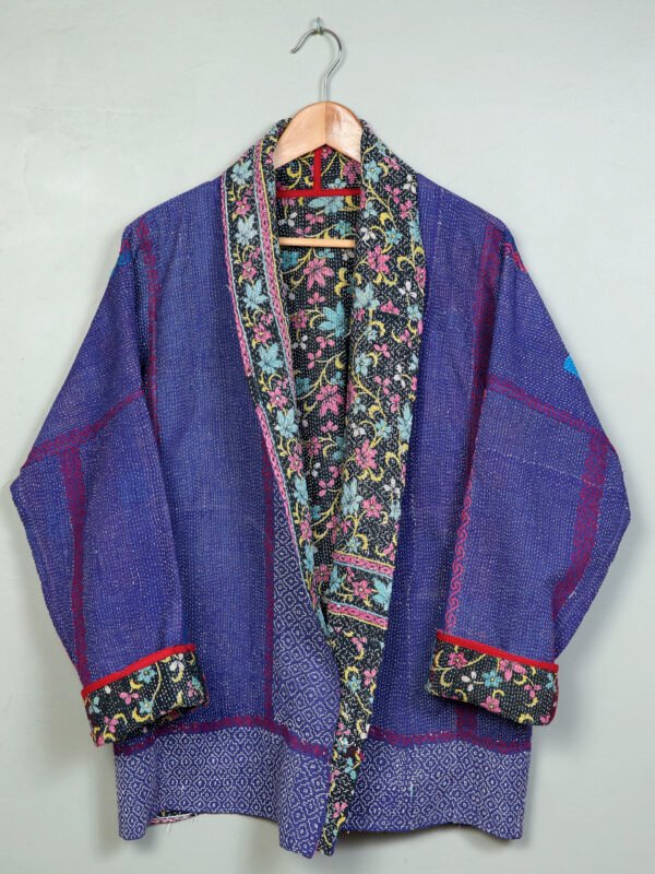 Vestes 46 La veste kantha Jaïa N°15 de Kahani Paris est une pièce fluide et réversible en textile vintage, conçue à Paris.