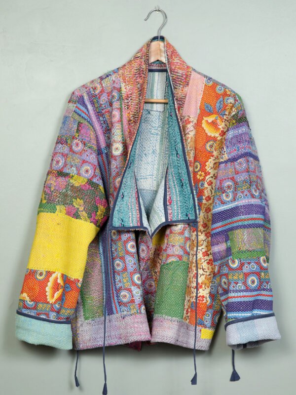 Vestes 25 La veste kantha Asha N°18 de Kahani Paris est une pièce artisanale unique en textile vintage, à la coupe ample et conçue à Paris.