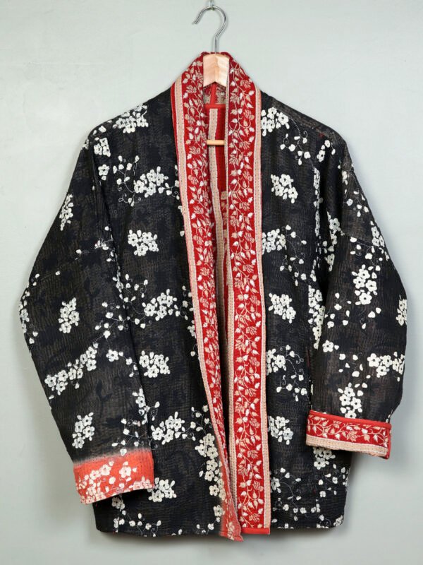 La veste kantha Jaïa N°20 de Kahani Paris est une pièce fluide et réversible en textile vintage, conçue à Paris.