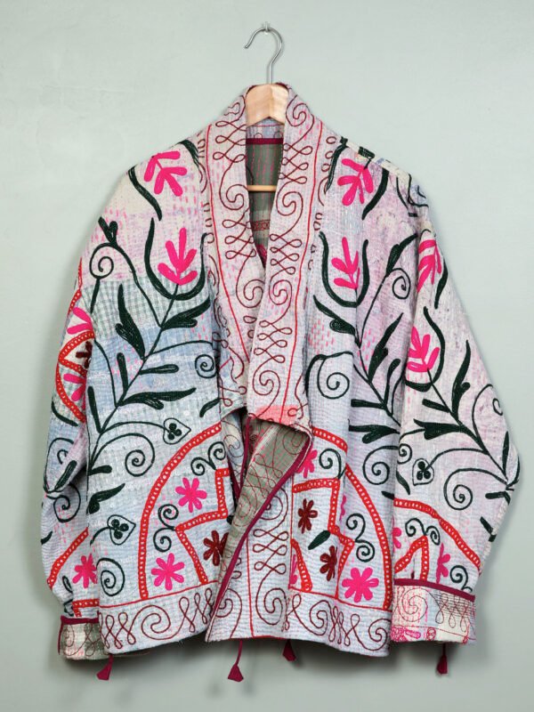 Vestes 26 La veste kantha Asha N°19 de Kahani Paris est une pièce artisanale unique en textile vintage, à la coupe ample et conçue à Paris.