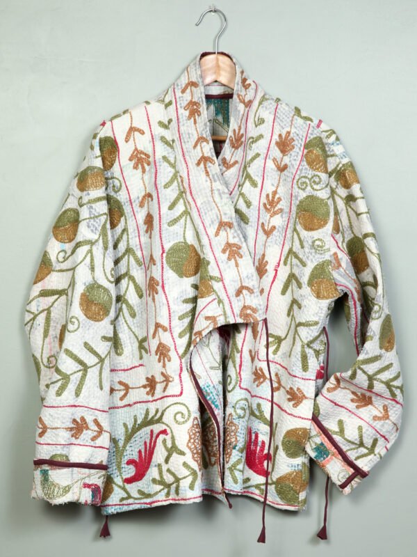 Vestes 27 La veste kantha Asha N°20 de Kahani Paris est une pièce artisanale unique en textile vintage, à la coupe ample et conçue à Paris.