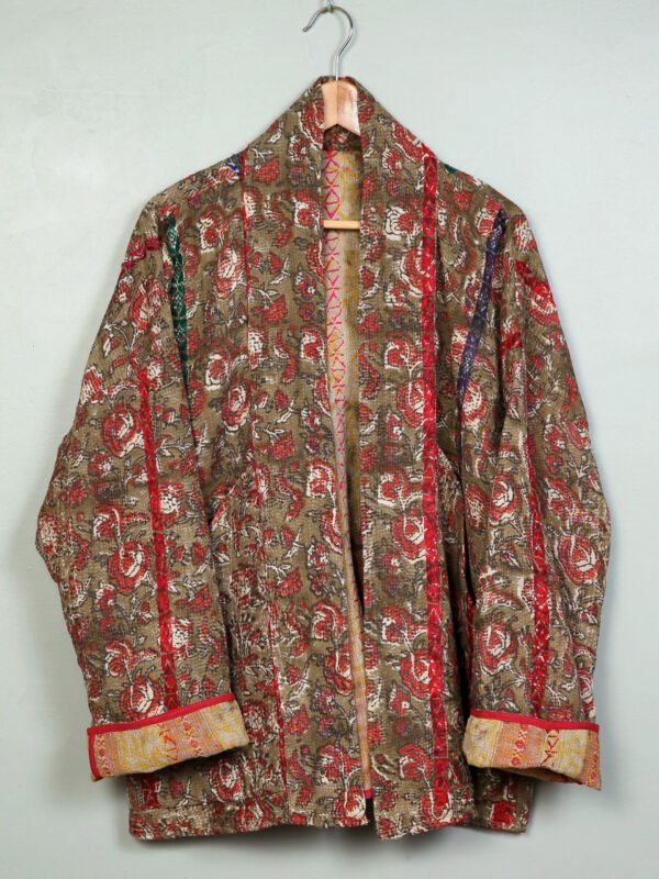 Vestes 68 La veste kantha Tara N°10 de Kahani Paris est une pièce kimono graphique en textile vintage, conçue à Paris.