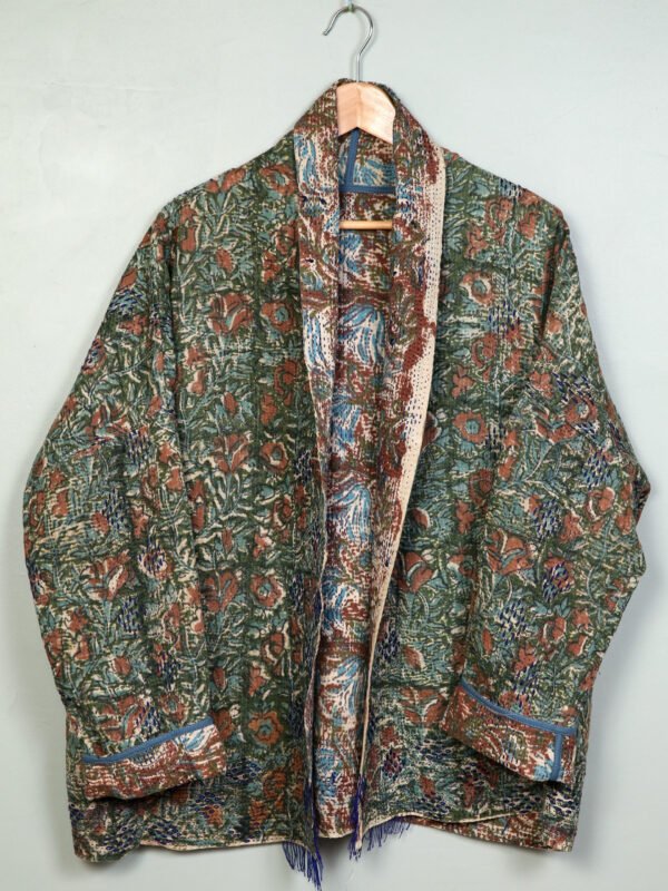 Vestes 55 La veste kantha Jaïa N°24 de Kahani Paris est une pièce fluide et réversible en textile vintage, conçue à Paris.