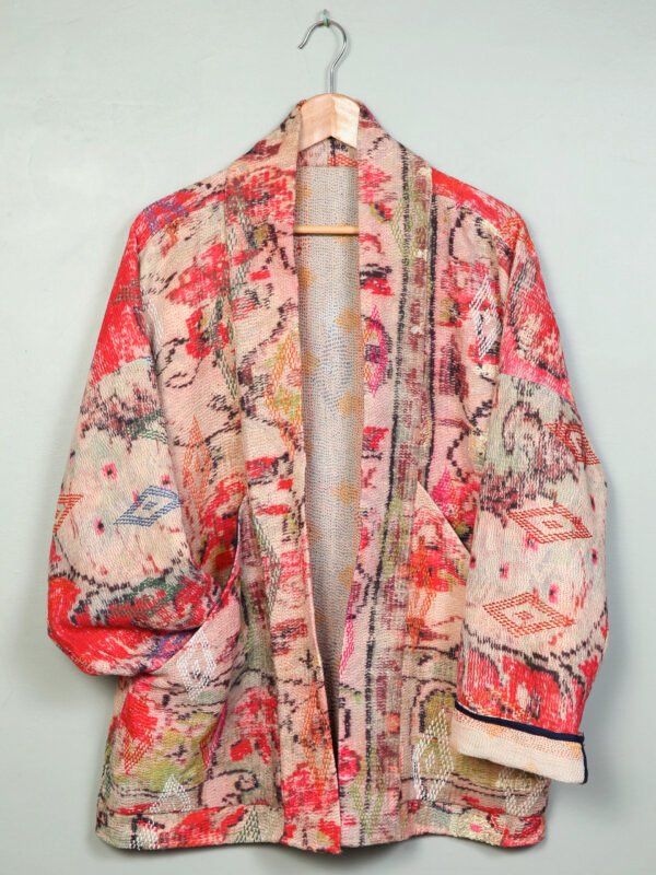 Vestes 62 La veste kantha Tara N°04 de Kahani Paris est une pièce kimono graphique en textile vintage, conçue à Paris.