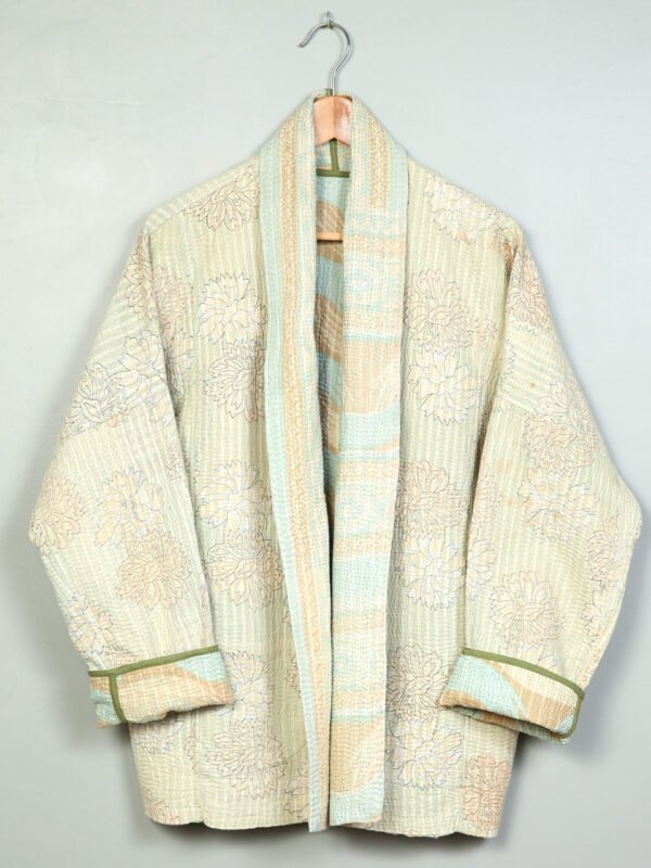 Vestes 45 La veste kantha Jaïa N°14 de Kahani Paris est une pièce fluide et réversible en textile vintage, conçue à Paris.