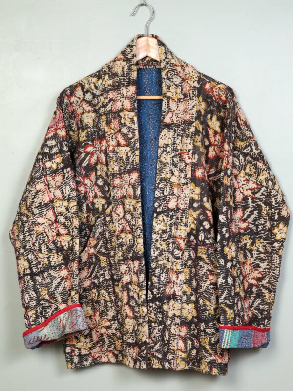 Vestes 65 La veste kantha Tara N°07 de Kahani Paris est une pièce kimono graphique en textile vintage, conçue à Paris.