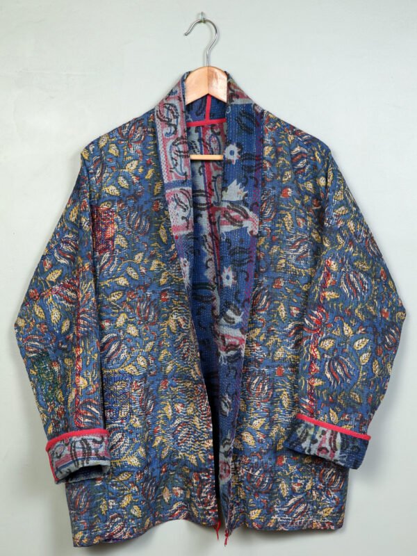 Vestes 54 La veste N°23 de Kahani Paris est une pièce en kantha de coton vintage bleue, réversible