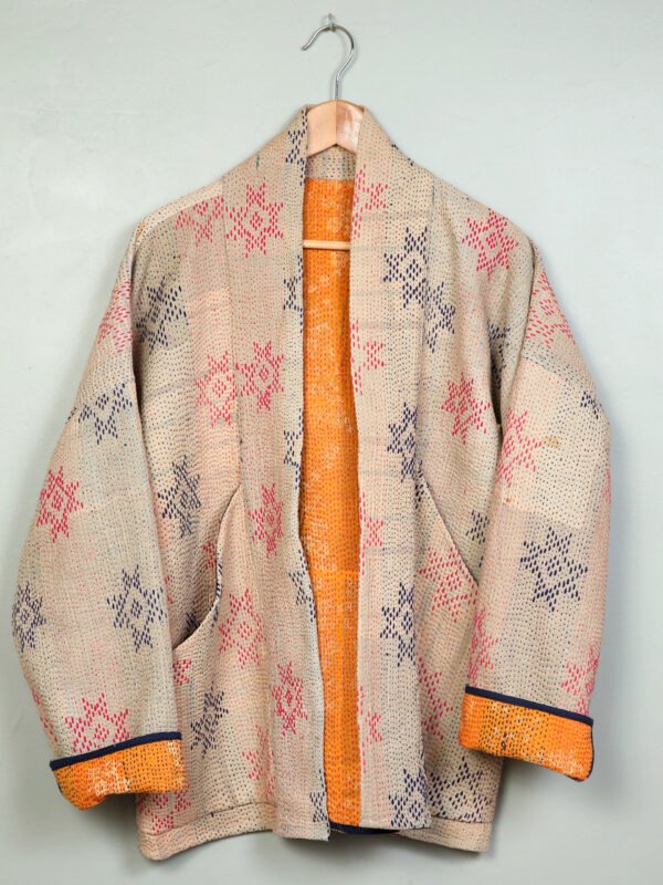 Vestes 64 La veste kantha Tara N°06 de Kahani Paris est une pièce kimono graphique en textile vintage, conçue à Paris.