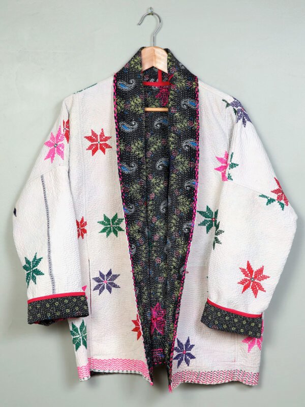 Vestes 56 La veste kantha Jaïa N°25 de Kahani Paris est une pièce fluide et réversible en textile vintage, conçue à Paris.