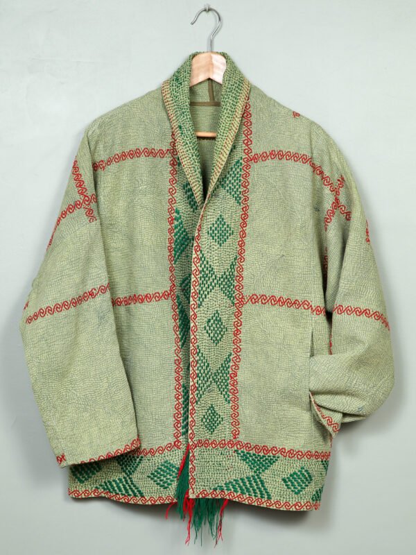 Vestes 44 La veste kantha Jaïa N°13 de Kahani Paris est une pièce fluide et réversible en textile vintage, conçue à Paris.