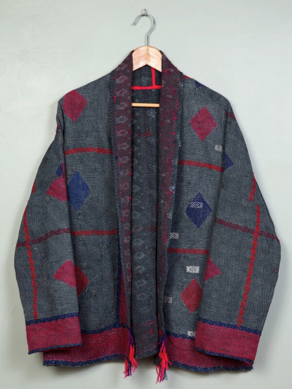 Vestes 50 La veste kantha Jaïa N°19 de Kahani Paris est une pièce fluide et réversible en textile vintage, conçue à Paris.