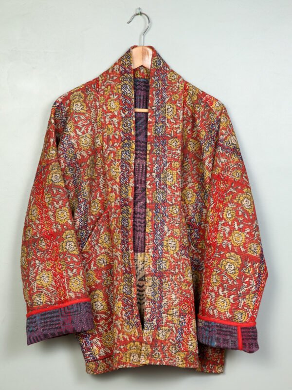 Vestes 66 La veste kantha Tara N°08 de Kahani Paris est une pièce kimono graphique en textile vintage, conçue à Paris.
