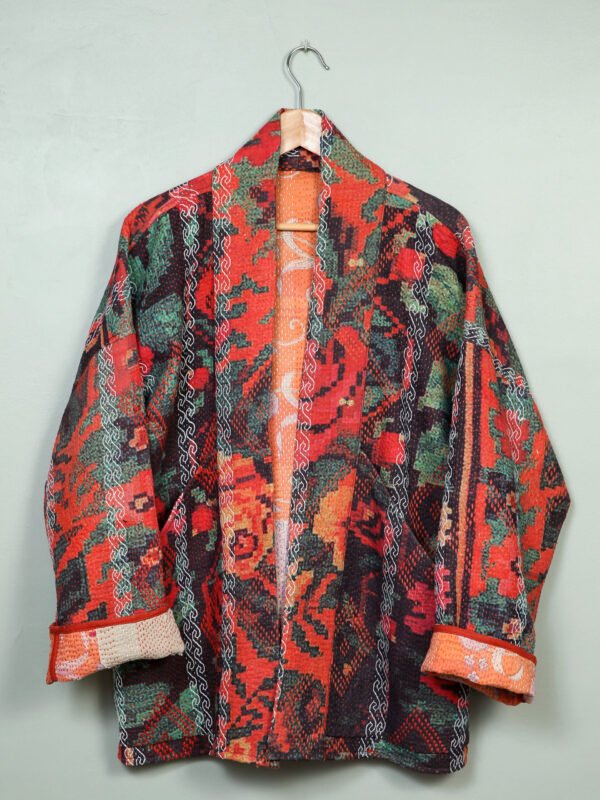 Vestes 60 La veste kantha Tara N°02 de Kahani Paris est une pièce kimono graphique en textile vintage, conçue à Paris.