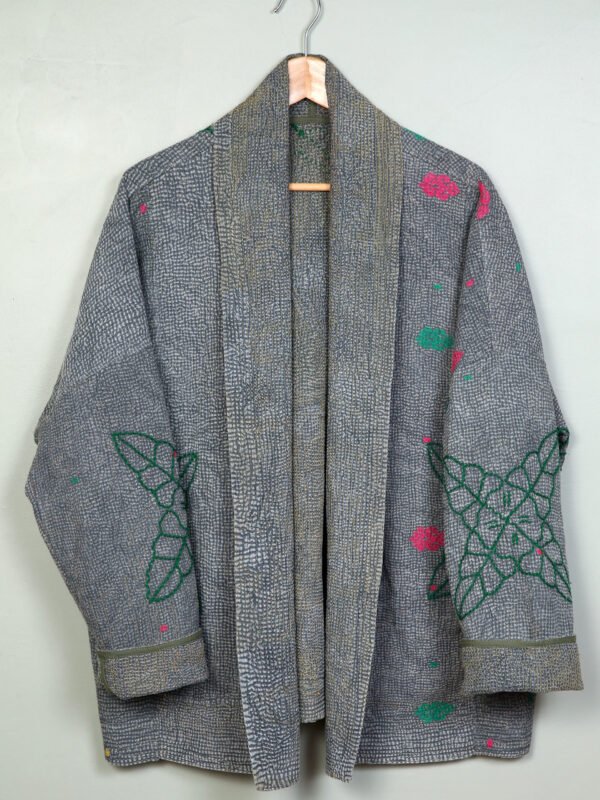 Vestes 49 La veste kantha Jaïa N°18 de Kahani Paris est une pièce fluide et réversible en textile vintage, conçue à Paris.
