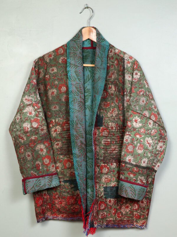 La veste kantha Jaïa N°22 de Kahani Paris est une pièce fluide et réversible en textile vintage, conçue à Paris.