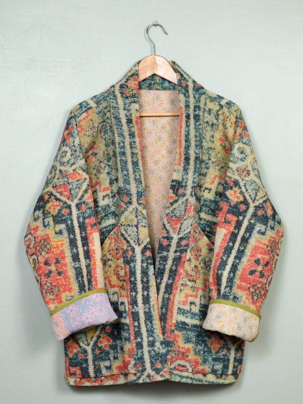 Vestes 61 La veste kantha Tara N°03 de Kahani Paris est une pièce kimono graphique en textile vintage, conçue à Paris.