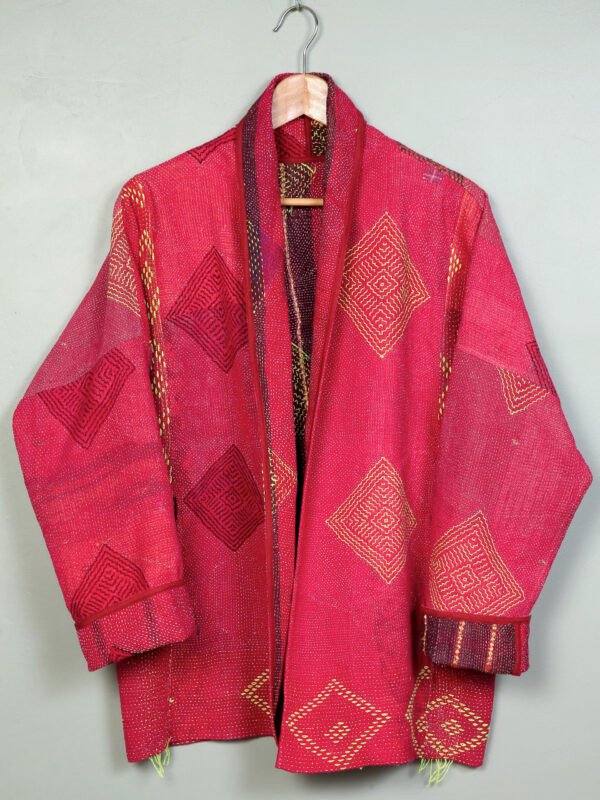 Vestes 39 La veste kantha Jaïa N°08 de Kahani Paris est une pièce fluide et réversible en textile vintage, conçue à Paris.