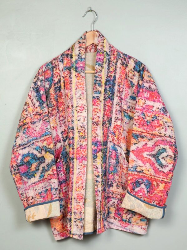 La veste kantha Tara N°15 de Kahani Paris est une pièce kimono graphique en textile vintage, conçue à Paris.