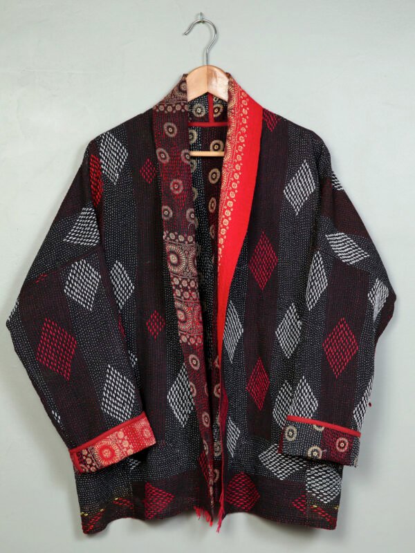 Vestes 52 La veste kantha Jaïa N°21 de Kahani Paris est une pièce fluide et réversible en textile vintage, conçue à Paris.