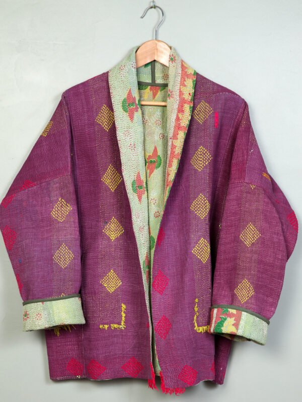 Vestes 33 La veste kantha Jaïa N°02 de Kahani Paris est une pièce fluide et réversible en textile vintage, conçue à Paris.